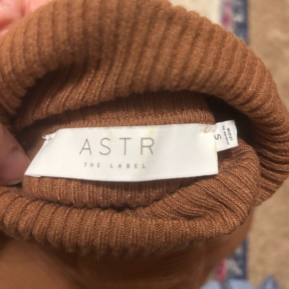 Astr the Label high slit turtleneck sweater - camel - Picture 3 of 3
